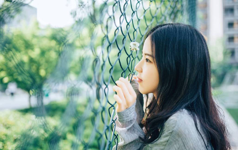化妆有助气色，无助气质。有家产和有家教没有太大关系。——三毛《亲爱的三毛》